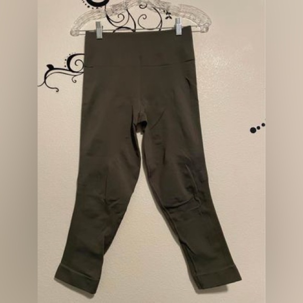 Women’s Size 8 lululemon Zone in Crops (gator green)
